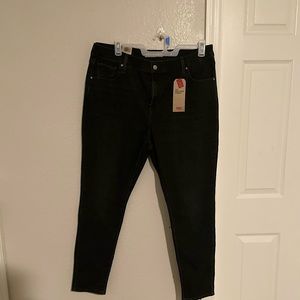 Super cute Levi’s sculpt Jeans